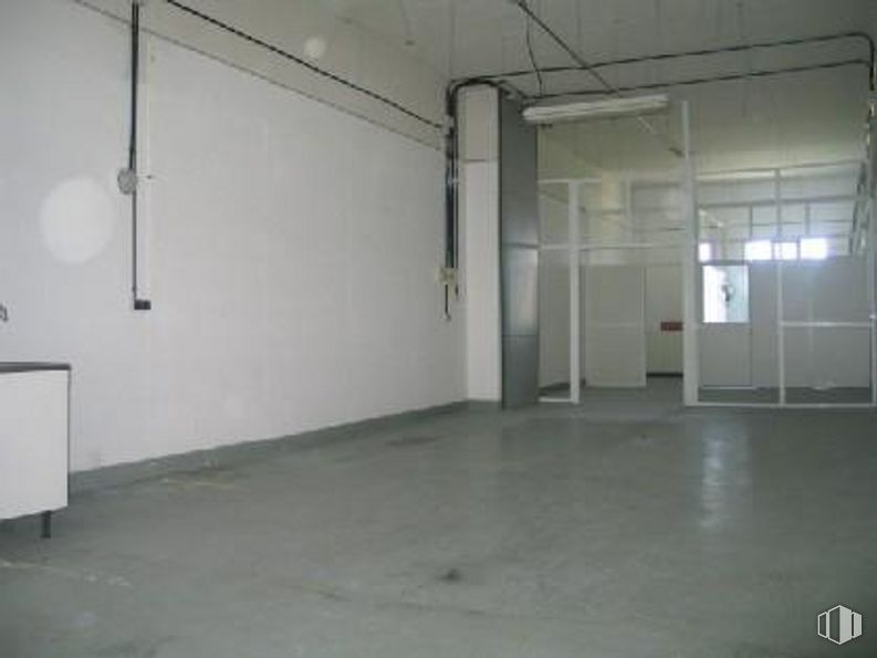 Industrial for sale at Camino Charcas, Sevilla la Nueva, Madrid, 28609 with furniture, mirror, fixture, flooring, floor, hall, building, ceiling, space and concrete around