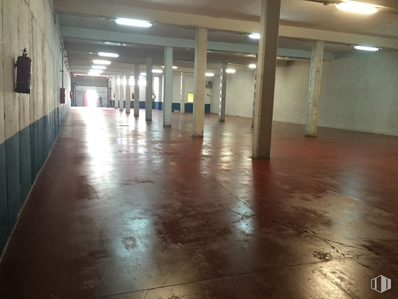 Industrial for rent at Zona empresarial, Pinto, Madrid, 28320 with flooring, floor, ceiling, hall, column, fluorescent lamp, tile flooring, concrete, tile and cleanliness around