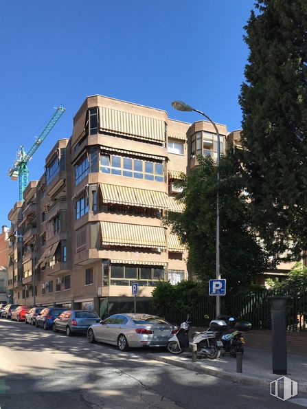 Retail for rent at Calle Vicente Caballero, 17, Retiro, Madrid, 28007 with car, building, motorcycle, sky, wheel, street light, plant, tire, vehicle and urban design around