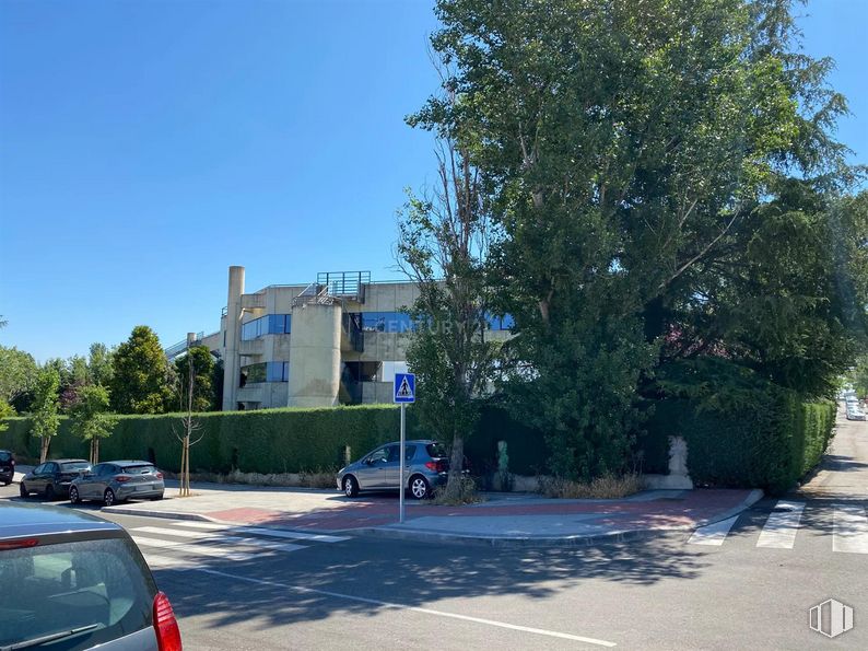 Oficina en alquiler y venta en Edificio Ecu, Calle Pollensa, 6, Las Rozas de Madrid, Madrid, 28230 con coche, edificio, propiedad, cielo, planta, neumático, vehículo, rueda, luces traseras y de freno y asfalto alrededor