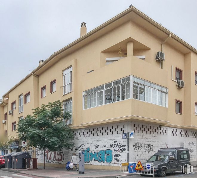 Local en alquiler y venta en Calle Reina Victoria, 1, Ciempozuelos, Madrid, 28350 con camioneta, ventana, edificio, cielo, coche, rueda, neumático, vehículo, luz de estacionamiento automotriz y barrio alrededor