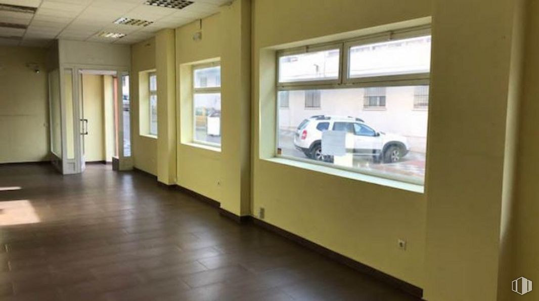 Retail for sale & for rent at Zona Fausto Culebras, Cuenca, 16004 with car, window, building, vehicle, fixture, tire, wheel, wall, automotive exterior and ceiling around