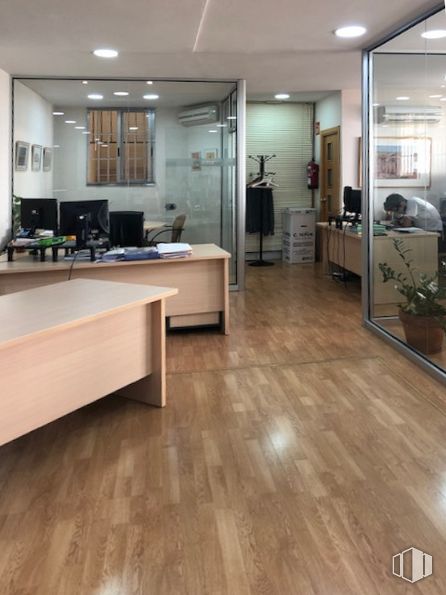 Oficina en venta en Zoco La Poveda, Calle Portal de Belén, 35, Arganda del Rey, Madrid, 28500 con mesa, mueble, edificio, madera, pasillo, sala de estar, pavimento, piso, suelos laminados y casa alrededor