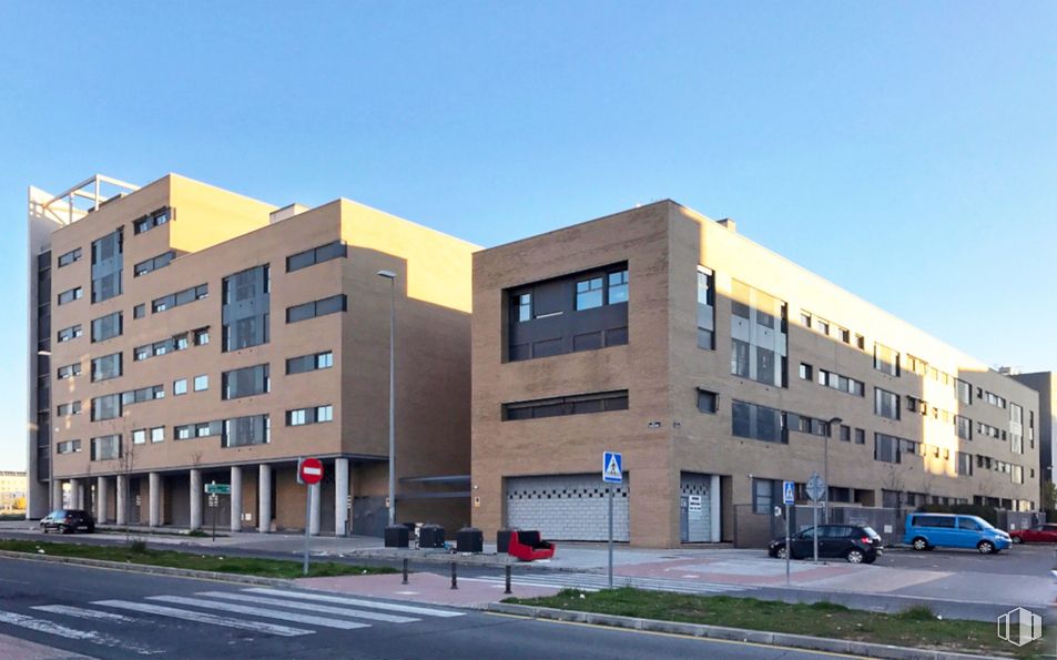 Local en venta en Calle Alfredo Nobel, 25, Alcorcón, Madrid, 28922 con edificio, cielo, ventana, día, propiedad, luz de la calle, rueda, diseño urbano, coche y condominio alrededor