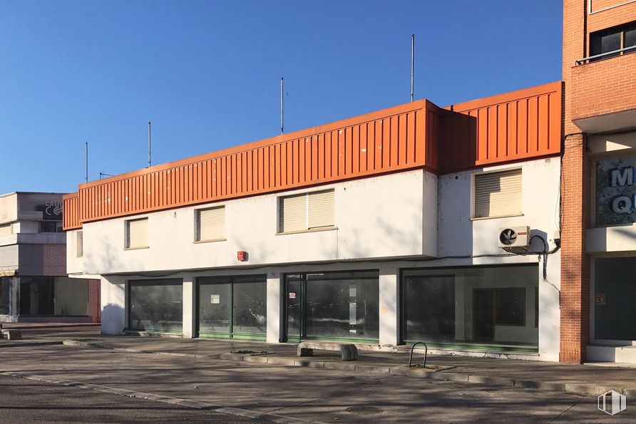 Local en alquiler y venta en Avenida Portugal, 74, Talavera de la Reina, Toledo, 45600 con edificio, ventana, cielo, accesorio, material compuesto, madera, fachada, edificio comercial, techo y ciudad alrededor