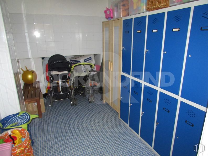 Retail for sale & for rent at Centro urbano, Talavera de la Reina, Toledo, 45600 with cabinetry, chair, property, building, floor, flooring, door, gas, fixture and room around