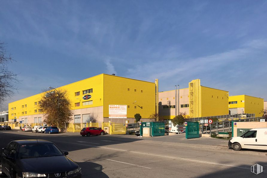 Industrial for sale at Calle Laguna del Marquesado, 36, Villaverde, Madrid, 28021 with car, building, van, automotive parking light, land vehicle, sky, wheel, tire, cloud and vehicle around