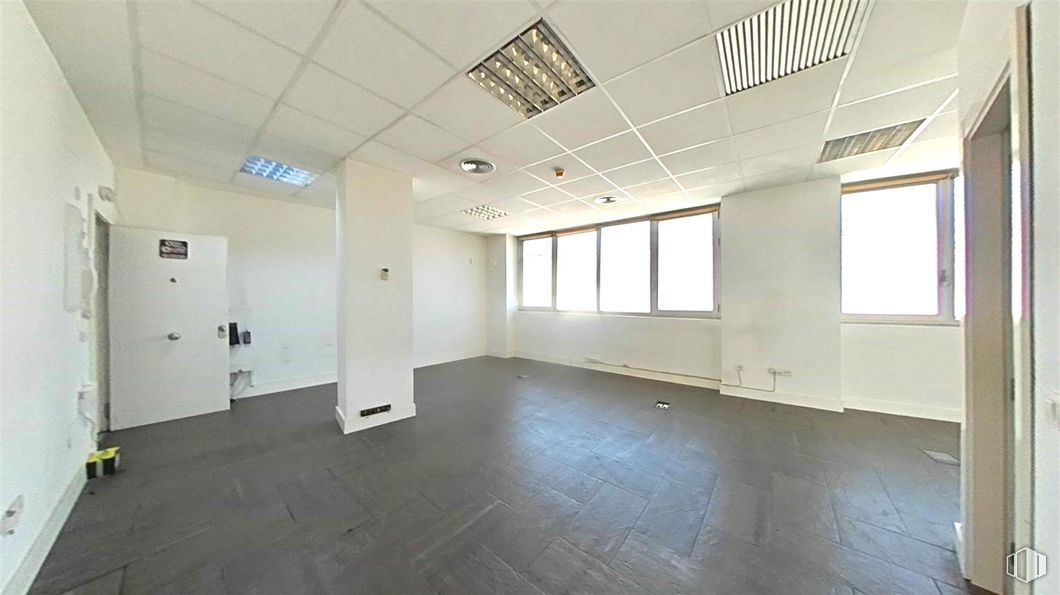 Office for sale at Edificio Altagracia I, Calle Segundo Mata, 1, Pozuelo de Alarcón, Madrid, 28224 with window, light fixture, flooring, floor, ceiling, interior design, composite material, apartment, glass and daylighting around