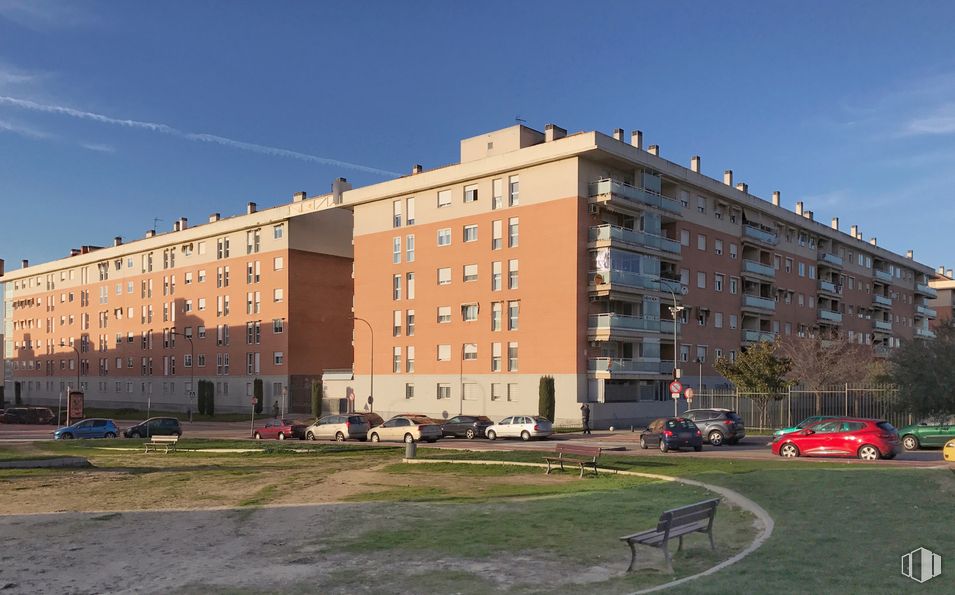 Retail for rent at Calle Lago Blanco, 2, Parla, Madrid, 28980 with bench, building, car, sky, window, plant, cloud, house, condominium and urban design around