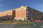 Retail for rent at Calle Lago Blanco, 2, Parla, Madrid, 28980 with bench, building, car, sky, window, plant, cloud, house, condominium and urban design around