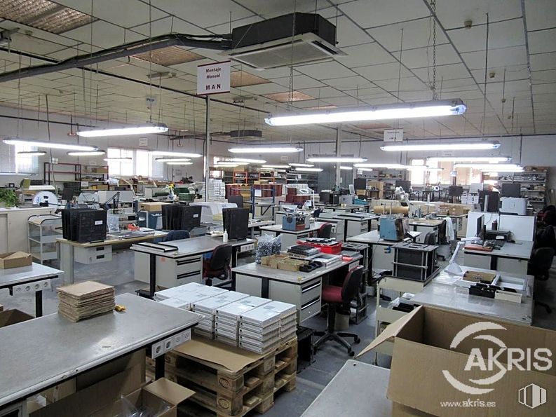 Industrial for sale at Calle Río Torviscal, Toledo, 45007 with table, computer monitor, fixture, floor, flooring, desk, office equipment, chair, building and engineering around