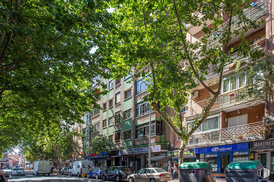 Retail for sale at Calle Torrelaguna, 9, Alcalá de Henares, Madrid, 28807 with car, tree, building, city, urban area, neighbourhood, residential area, town, road and apartment around