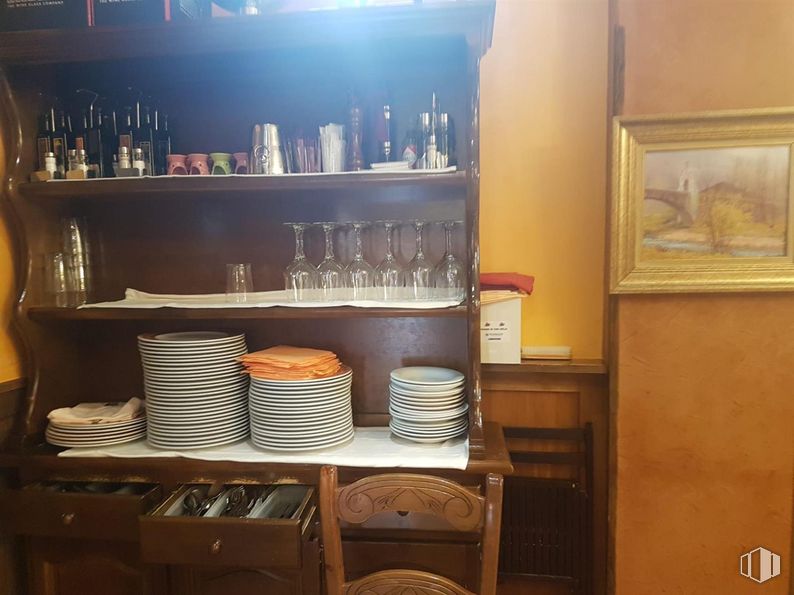 Local en alquiler y venta en Calle José Cadalso, Torrejón de Ardoz, Madrid, 28850 con marco, vajilla, estante, botella, estantería, madera, edificio, cocina, interiorismo y barware alrededor