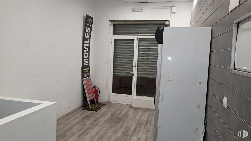 Retail for sale at Calle Embajadores, 113, Arganzuela, Madrid, 28045 with door, flooring, floor, wood flooring, room, hardwood, laminate flooring, wood stain, plywood and plank around