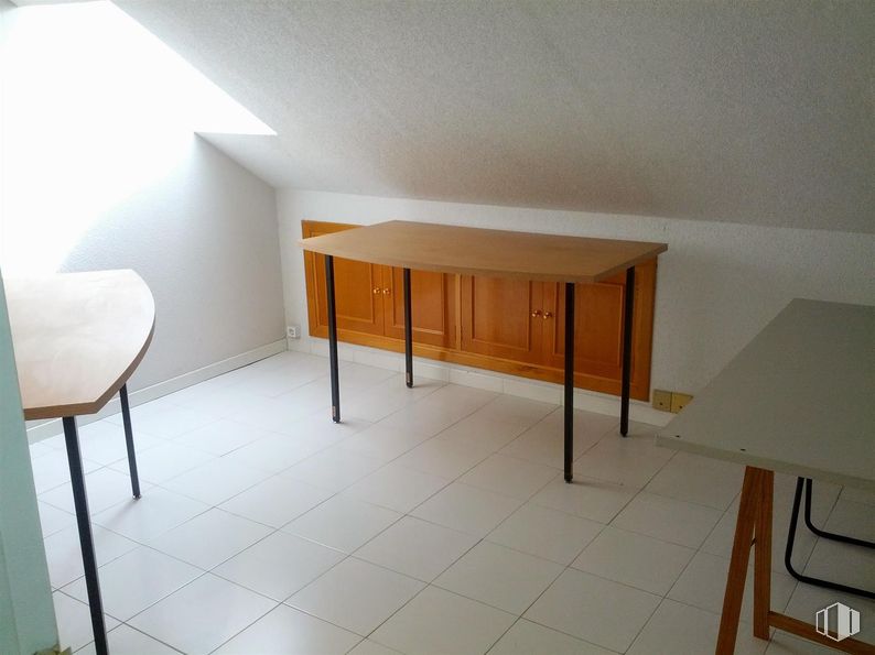 Oficina en alquiler en Calle Gran Vía, 28, Majadahonda, Madrid, 28220 con escritorio, mesa, mesa, mueble, suelos, madera, suelo, interiorismo, silla y tinte para madera alrededor