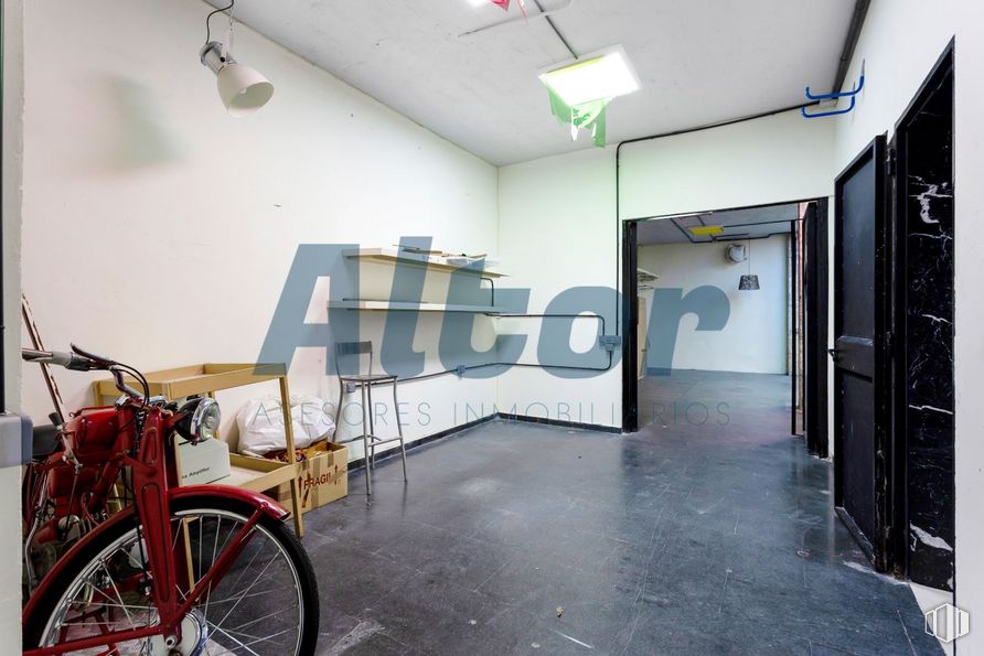 Local en venta en Calle Andrés Mellado, Chamberí, Madrid, 28015 con neumático, bicicleta, alumbrado, rueda, rueda de bicicleta, neumático para bicicleta, llanta de bicicleta, interiorismo, cuadro de bicicleta y suelo alrededor