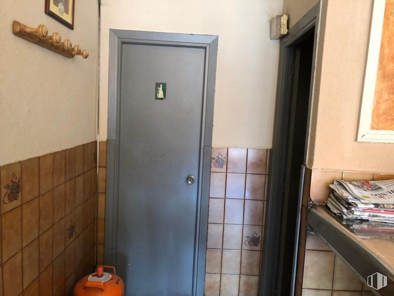 Retail for sale at Paseo de San Antonio, Cuenca, 16003 with door, property, building, fixture, window, calabaza, handle, floor, pumpkin and flooring around