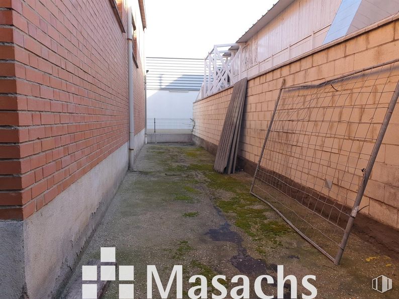 Nave en venta en Zona industrial, Móstoles, Madrid, 28938 con propiedad, edificio, albañilería, ladrillo, cielo, superficie de la carretera, material compuesto, fachada, carretera y madera alrededor