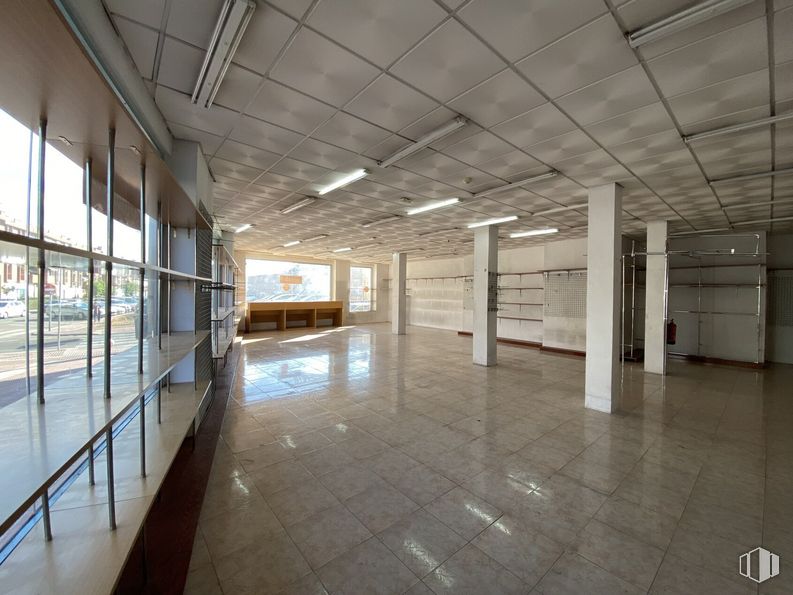 Retail for rent at Zona Renfe, Parla, Madrid, 28980 with window, fixture, hall, floor, flooring, interior design, wood, wall, material property and ceiling around