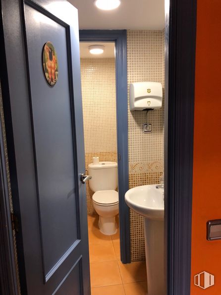 Retail for sale at Calle Prudencio Álvaro, 8, Ciudad Lineal, Madrid, 28027 with sink, toilet, property, building, fixture, bathroom, plumbing fixture, purple, lighting and door around