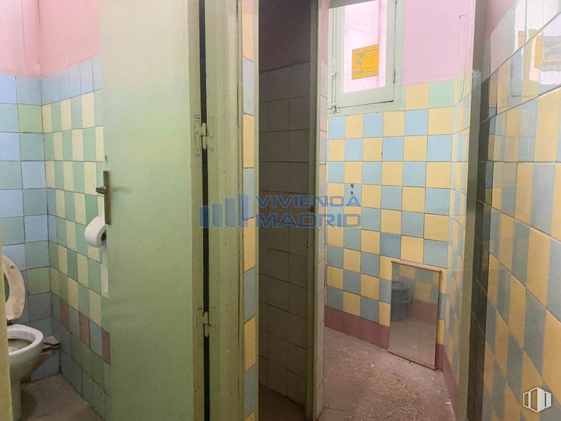 Retail for rent at Calle Condes de Barcelona, 12, Carabanchel, Madrid, 28019 with toilet, floor, flooring, tile, plumbing fixture, plumbing, bathroom and tile flooring around