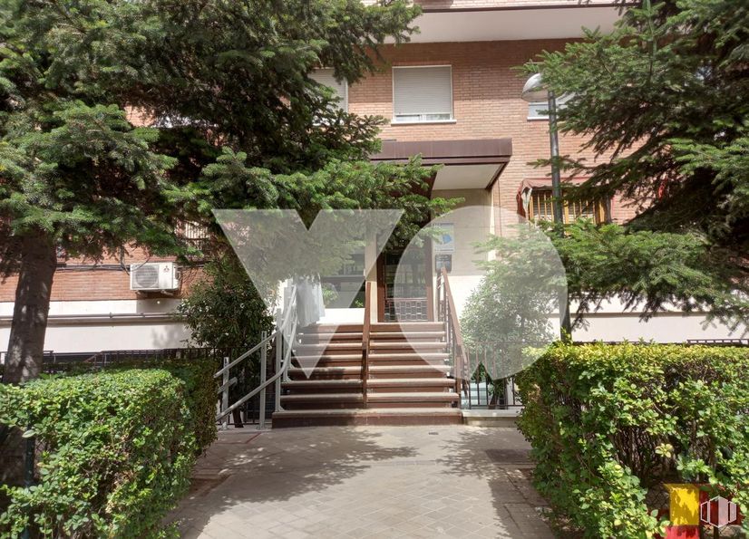 Local en venta en Plaza Ciudad de Salta, Ciudad Lineal, Madrid, 28043 con ventana, edificio, planta, propiedad, superficie de la carretera, vegetación, arquitectura, escaleras, árbol y diseño urbano alrededor