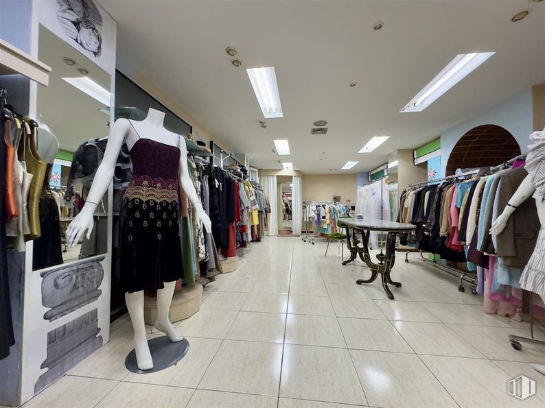 Retail for rent at Calle Trinidad, Talavera de la Reina, Toledo, 45600 with top, clothing, table, dress, lighting, light fixture, skirt, interior design, shopping and building around