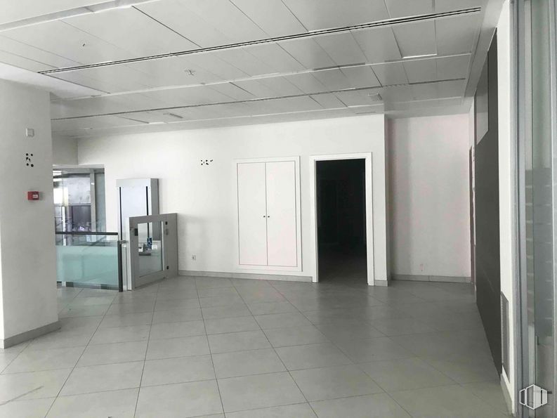 Local en alquiler y venta en Zona centro, Colmenar Viejo, Madrid, 28770 con electrodoméstico, edificio, accesorio, alumbrado, interiorismo, hall, suelos, suelo, puerta y techo alrededor