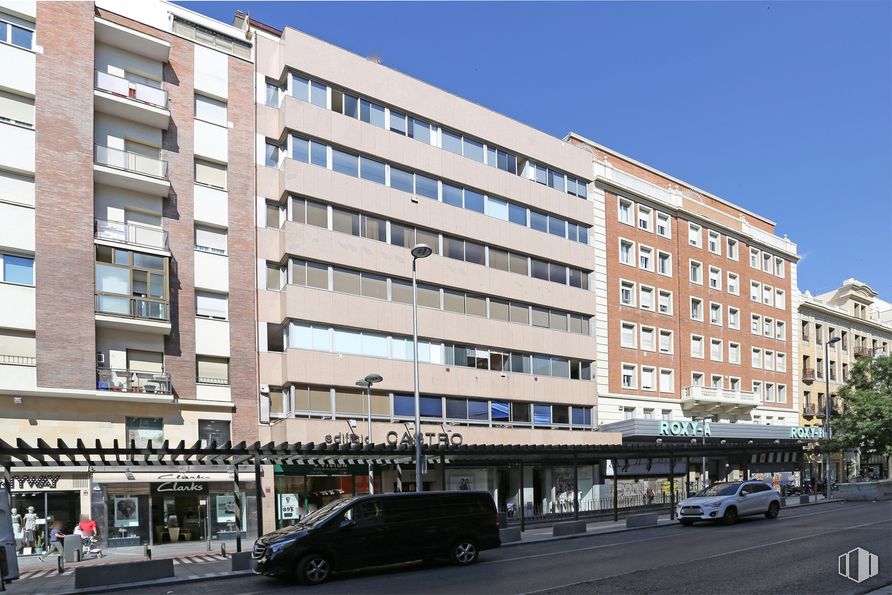 Oficina en alquiler en Edificio Castro, Calle Fuencarral, 121, Chamberí, Madrid, 28010 con coche, edificio, ventana, propiedad, cielo, infraestructura, vehículo, diseño urbano, bloque de pisos y condominio alrededor