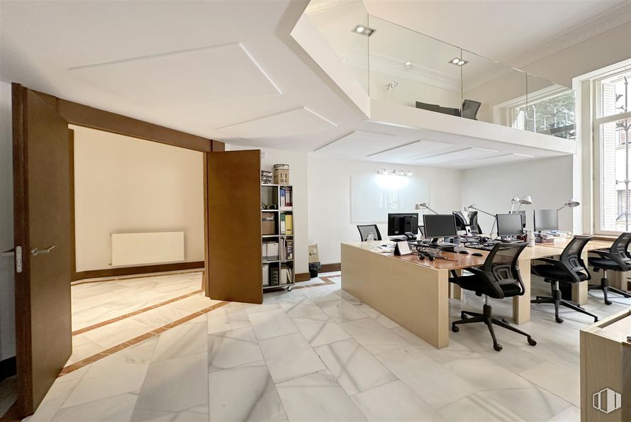 Oficina en alquiler en Calle Españoleto, 17, Chamberí, Madrid, 28010 con silla, escritorio, lámpara, pantalla de ordenador, estantería, mueble, interiorismo, suelos, mesa y silla de oficina alrededor