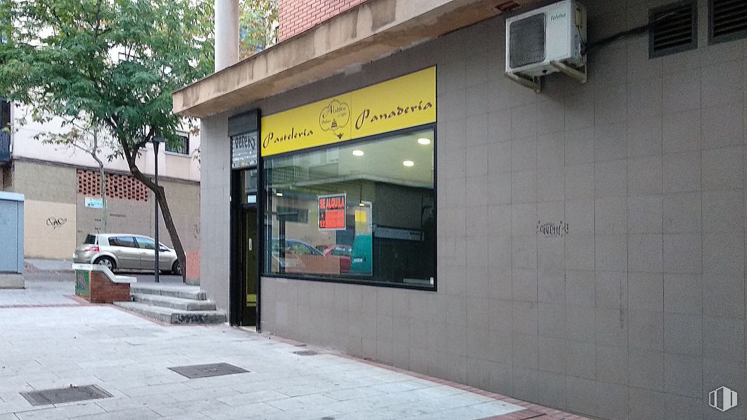 Local en alquiler y venta en Calle Canaleja, 1, Alcorcón, Madrid, 28921 con coche, edificio, neumático, rueda, ventana, árbol, accesorio, vehículo, superficie de la carretera y fachada alrededor