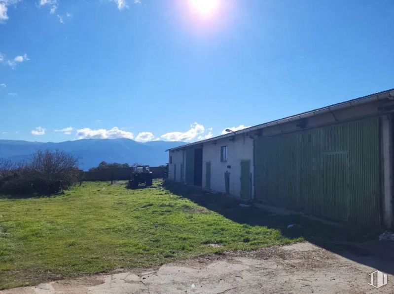 Industrial for sale at Colonia Asomadilla, Navalmoral, Ávila, 05120 with house, cloud, sky, plant, slope, grass, tree, building, grassland and plain around