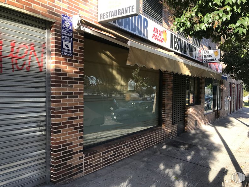 Local en venta en Calle Almendros, 7, Coslada, Madrid, 28820 con persiana de la ventana, planta, ventana, edificio, superficie de carretera, árbol, asfalto, toldo, tintes y matices y fachada alrededor