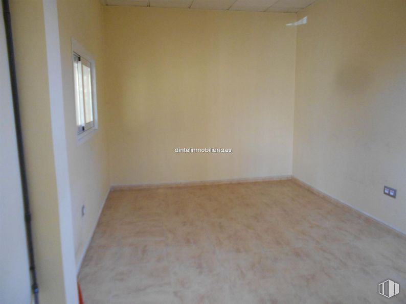 Local en alquiler y venta en Zona Sur-Toledana, Ávila, 05003 con suelo, suelos, habitación, suelo de baldosas, tinte para madera, material de construcción, escayola, iluminación natural y contrachapado alrededor