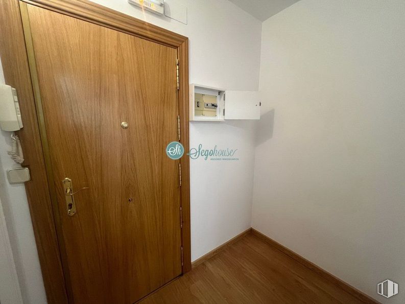 Office for rent at Avenida Acueducto, Segovia, 40001 with door, handle, fixture, dead bolt, wood, home door, flooring, wood stain, varnish and hardwood around