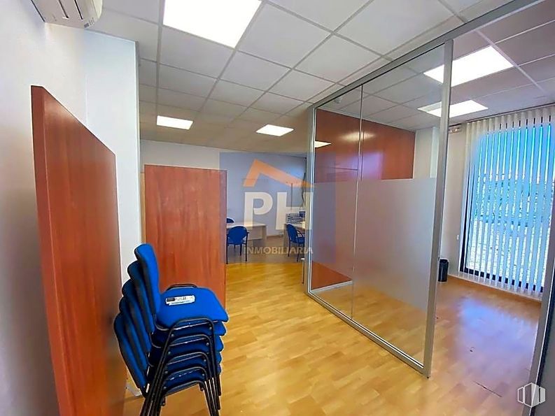 Oficina en venta en Calle Carpinteros, Villaviciosa de Odón, Madrid, 28670 con silla, mueble, edificio, hall, suelos, suelo, madera, techo, madera dura y puerta alrededor