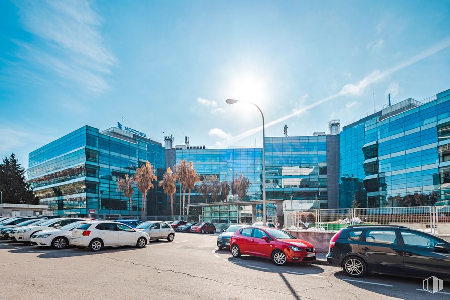 Oficina en alquiler en Edificio Milenium, Calle Vía de los Poblados, 13, Hortaleza, Madrid, 28033 con coche, edificio, luz de la calle, rueda, cielo, nube, vehículo terrestre, neumático, vehículo y vehículo de motor alrededor