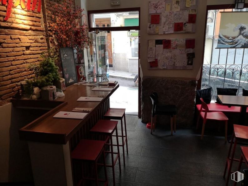 Retail for rent at Calle Torrecilla del Leal, Centro, Madrid, 28012 with chair, stool, kitchen & dining room table, table, window, property, furniture, plant, interior design and houseplant around