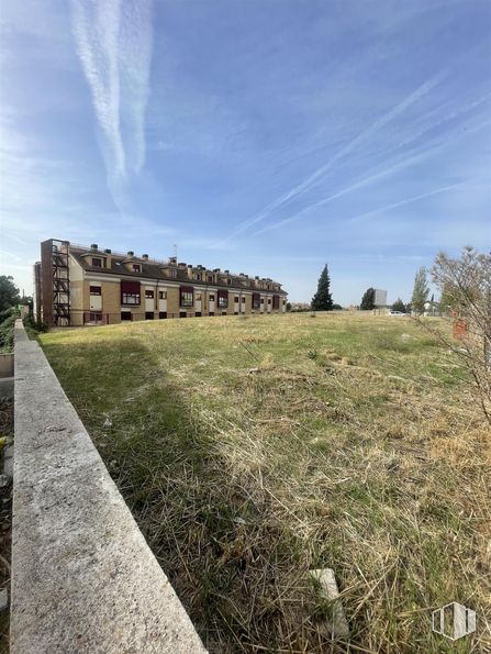 Land for sale at Calle Asturias, Serranillos del Valle, Madrid, 28979 with building, sky, cloud, plant, natural landscape, land lot, house, grass, tree and landscape around