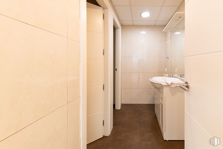 Oficina en venta en Calle Guzmán el Bueno, Chamberí, Madrid, 28003 con mueble de baño, fregadero, accesorio, madera, pavimentos, piso, baño, techo, accesorio de fontanería y casa alrededor