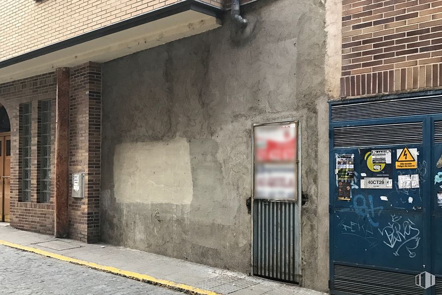 Retail for sale at Calle Roble, 6, Segovia, 40002 with door, road surface, asphalt, facade, building material, road, gas, fixture, tints and shades and art around