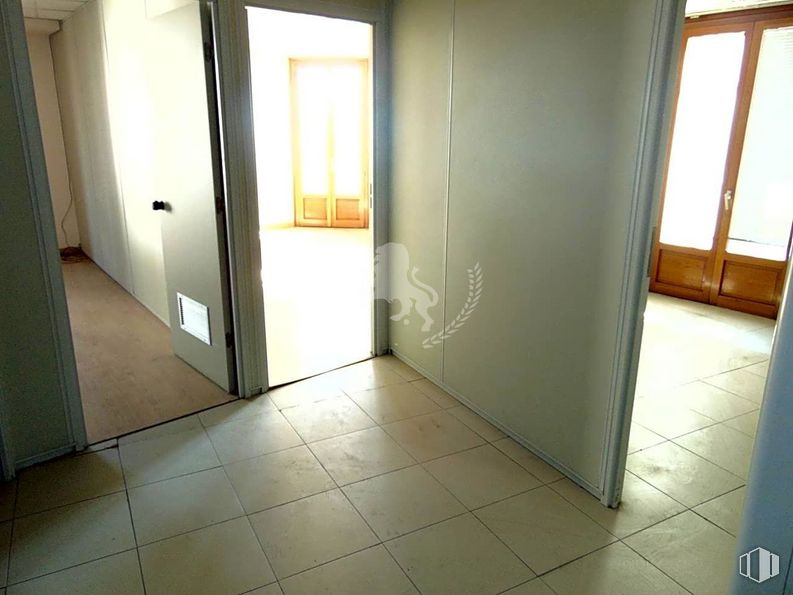 Office for sale & for rent at Calle Duque de Alba, 6, Ávila, 05001 with door, fixture, building, floor, automotive exterior, flooring, wood, vehicle door, house and door handle around