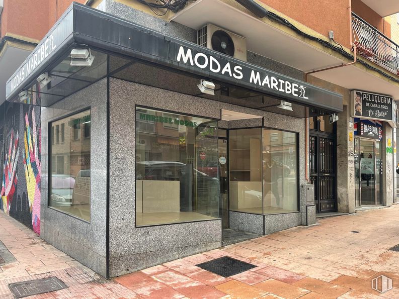 Local en venta en Calle Marquesa Viuda de Aldama, Alcobendas, Madrid, 28100 con edificio, accesorio, fachada, puerta, venta minorista, uso mixto, fuente, edificio comercial, material compuesto y vidrio alrededor