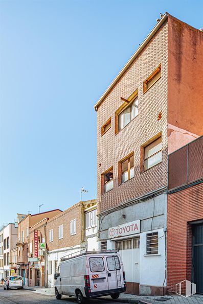 Suelo en venta en Calle Tracia, 4, San Blas - Canillejas, Madrid, 28037 con camioneta, ventana, edificio, barrio, luz de estacionamiento, coche familiar, luces traseras y de freno, aparcamiento, coche urbano y coche mediano alrededor