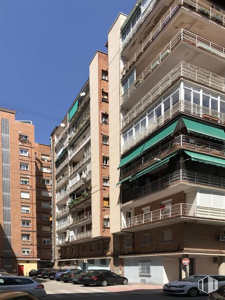 Local en venta en Calle Lope de Rueda, 7, Alcalá de Henares, Madrid, 28805 con coche, edificio, propiedad, durante el día, rueda, cielo, neumático, infraestructura, vehículo y bloque de pisos alrededor