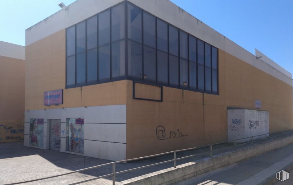 Retail for sale at Centro Comercial Urbanización Los LLanos III, Cabanillas del Campo, Guadalajara, 19171 with building, sky, commercial building, facade, composite material, city, shade, asphalt, headquarters and concrete around