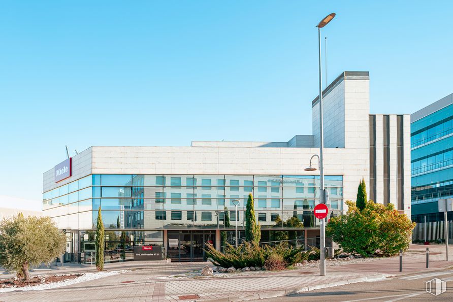 Oficina en alquiler en Avenida Bruselas, 31, Alcobendas, Madrid, 28108 con edificio, cielo, planta, propiedad, luz de la calle, árbol, diseño urbano, ventana, fachada y edificio comercial alrededor