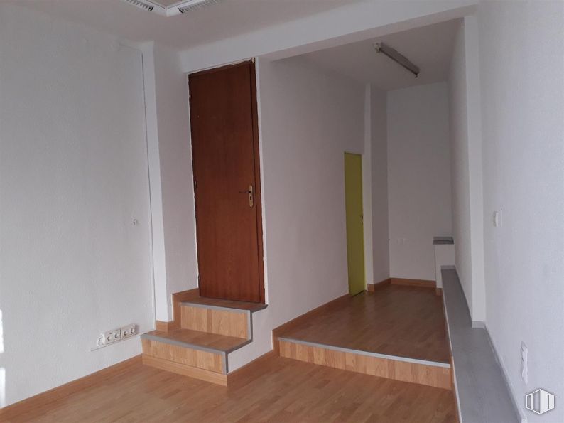 Retail for rent at Calle Alfonso de Montalvo, Ávila, 05001 with door, flooring, floor, wall, wood, wood flooring, interior design, room, hardwood and laminate flooring around