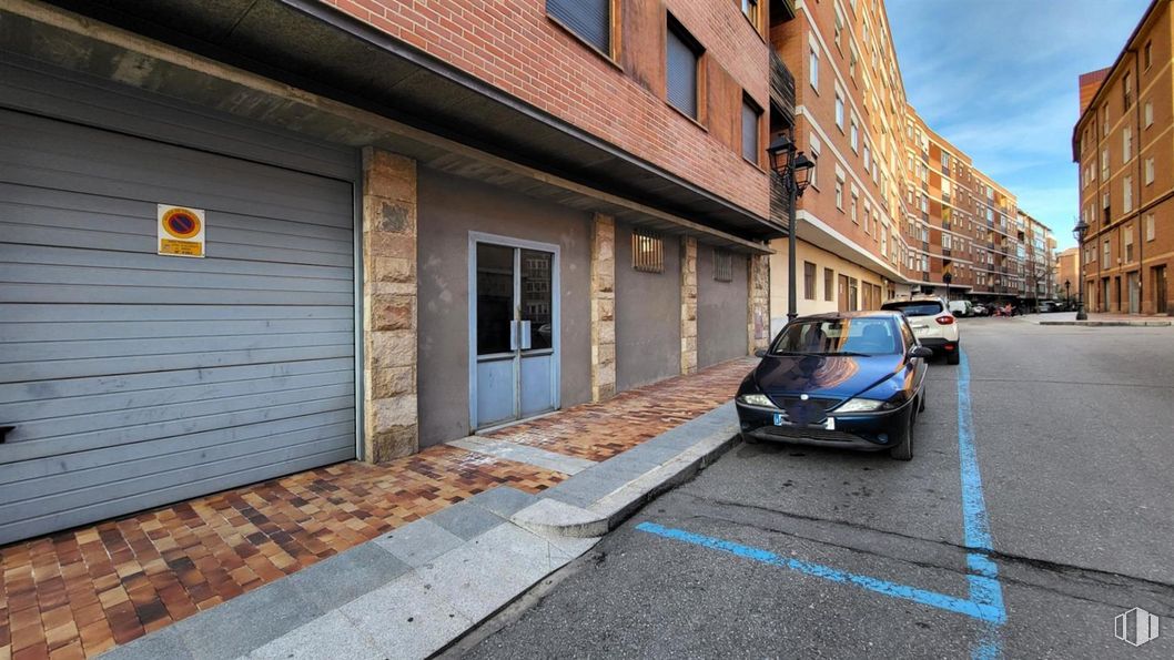 Retail for sale at Zona San Roque, Ávila, 05001 with car, door, window, building, vehicle, plant, sky, automotive lighting, tire and road surface around