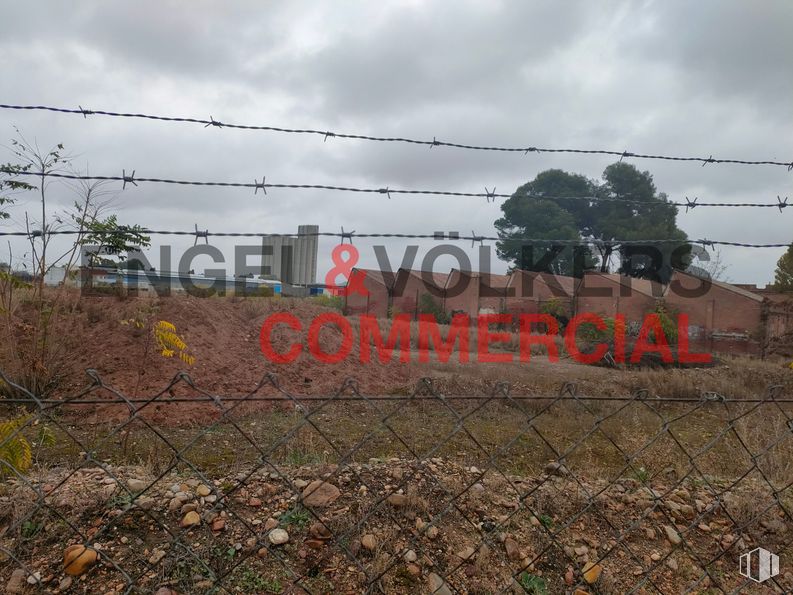 Land for sale at Avenida Cristóbal Colón, Guadalajara, 19004 with cloud, sky, plant, plant community, tree, wire fencing, fence, electricity, overhead power line and groundcover around